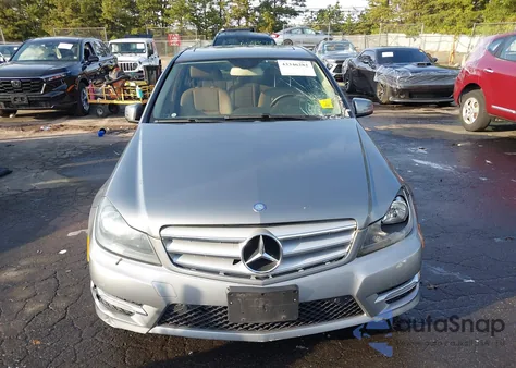 2013 Mercedes-Benz C 300 Sport 4Matic z USA, uszkodzony, nr VIN WDDGF8AB5DR280310